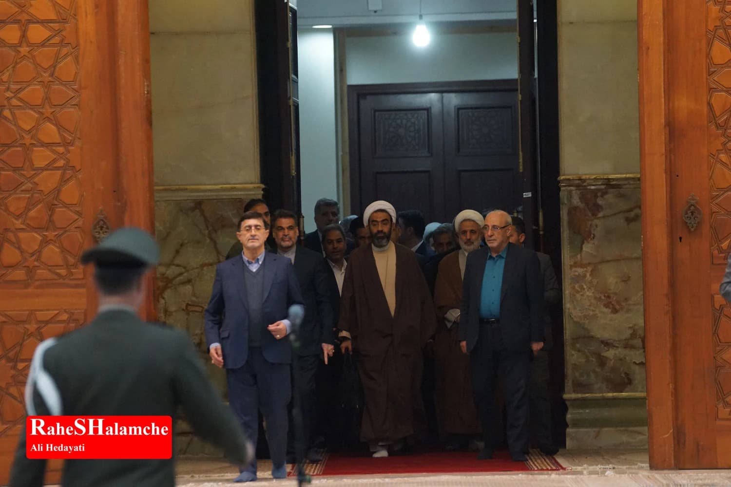 حاشیه مراسم تجدید میثاق نمایندگان مجلس با رهبر کبیر انقلاب در حرم امام خمینی +تصاویر1 — تصویر 5