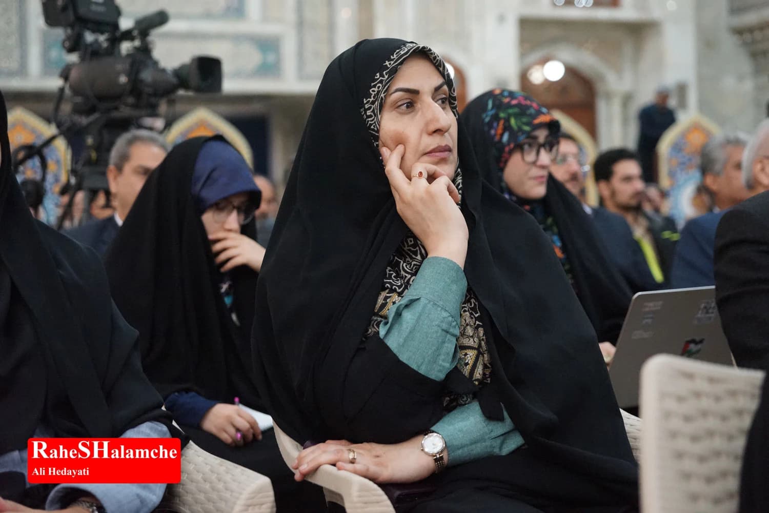 حاشیه مراسم تجدید میثاق نمایندگان مجلس با رهبر کبیر انقلاب در حرم امام خمینی +تصاویر 2 — تصویر 4