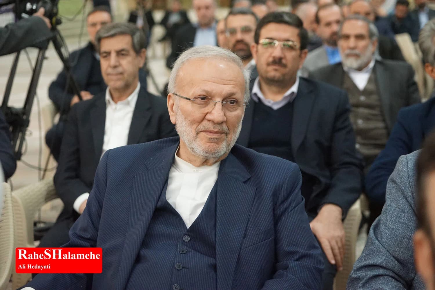 حاشیه مراسم تجدید میثاق نمایندگان مجلس با رهبر کبیر انقلاب در حرم امام خمینی +تصاویر 2 — تصویر 13