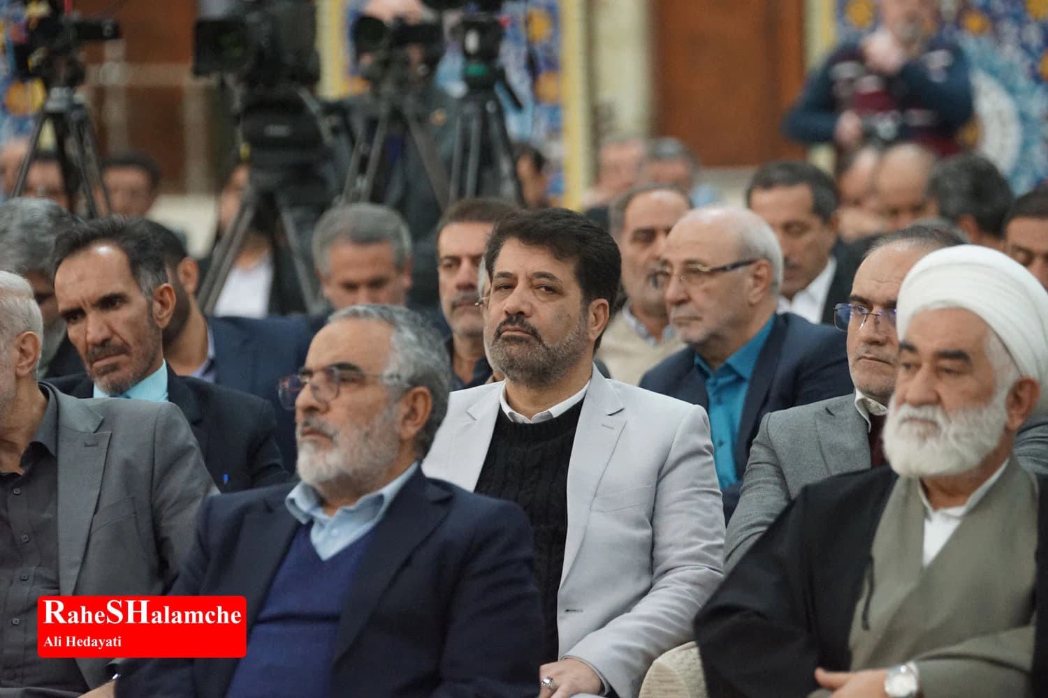 حاشیه مراسم تجدید میثاق نمایندگان مجلس با رهبر کبیر انقلاب در حرم امام خمینی +تصاویر 2 — تصویر 37