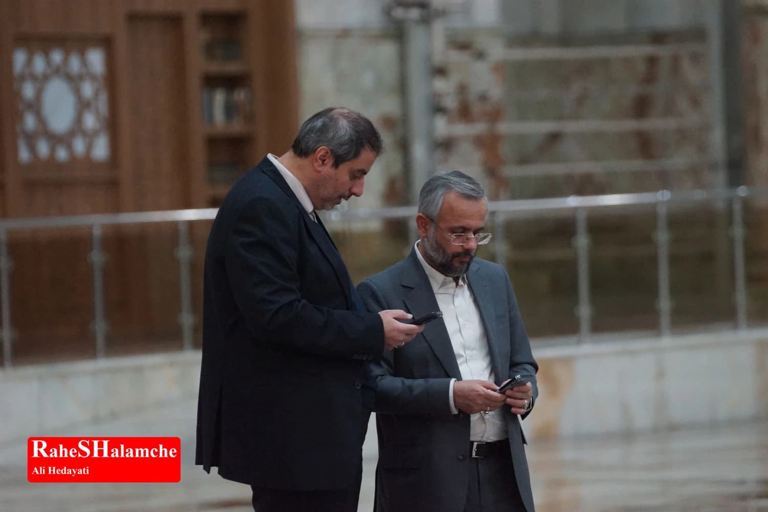 حاشیه مراسم تجدید میثاق نمایندگان مجلس با رهبر کبیر انقلاب در حرم امام خمینی +تصاویر 2 — تصویر 61