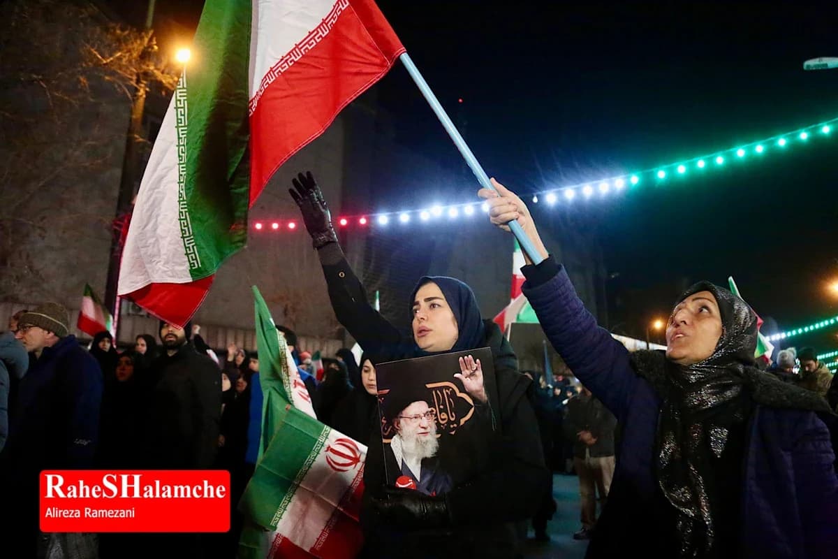 تجمع مردمی در خیابان پیروزی — تصویر 11