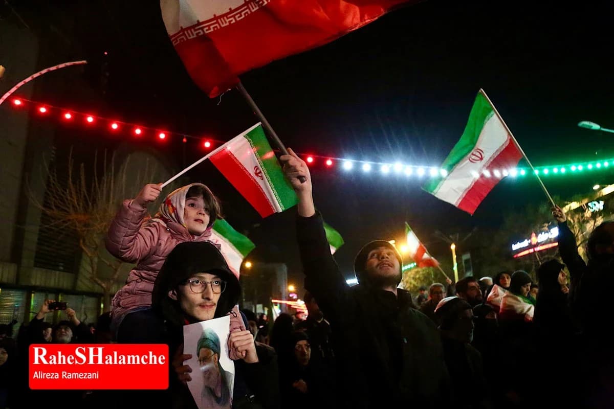 تجمع مردمی در خیابان پیروزی — تصویر 12