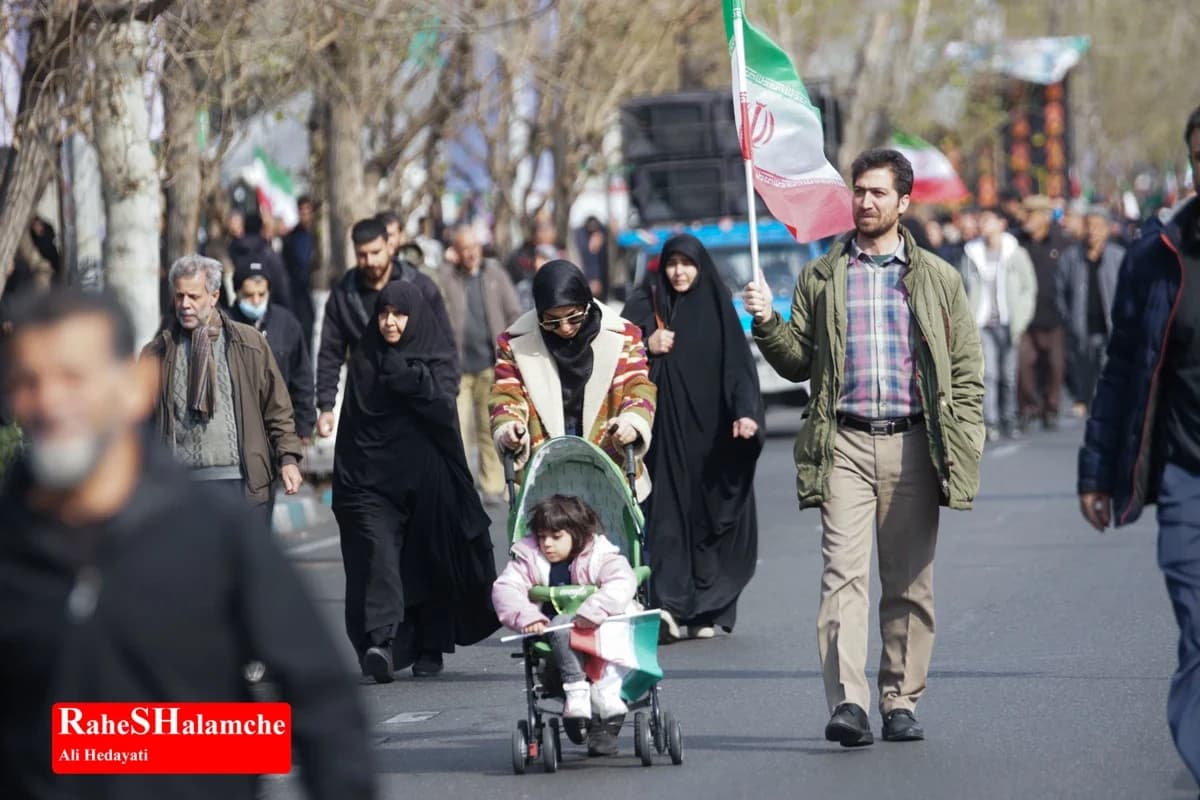 میدان انقلاب با بیعت با سومین رهبر انقلاب تماشایی شد +تصاویر — تصویر 5