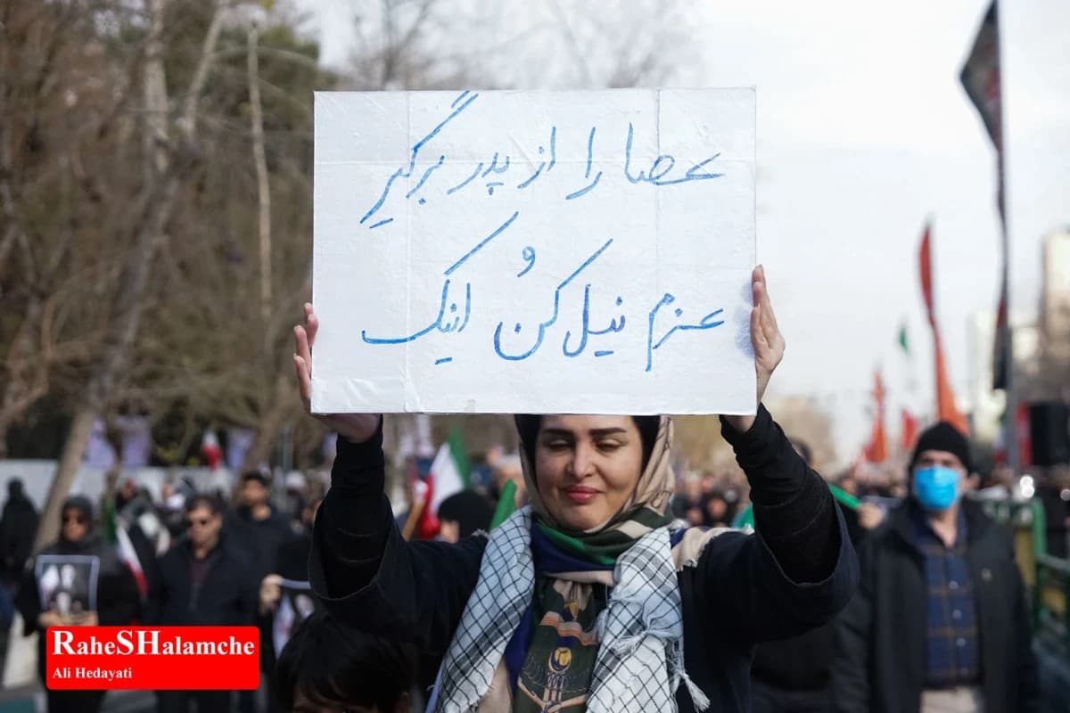 میدان انقلاب با بیعت با سومین رهبر انقلاب تماشایی شد +تصاویر — تصویر 16