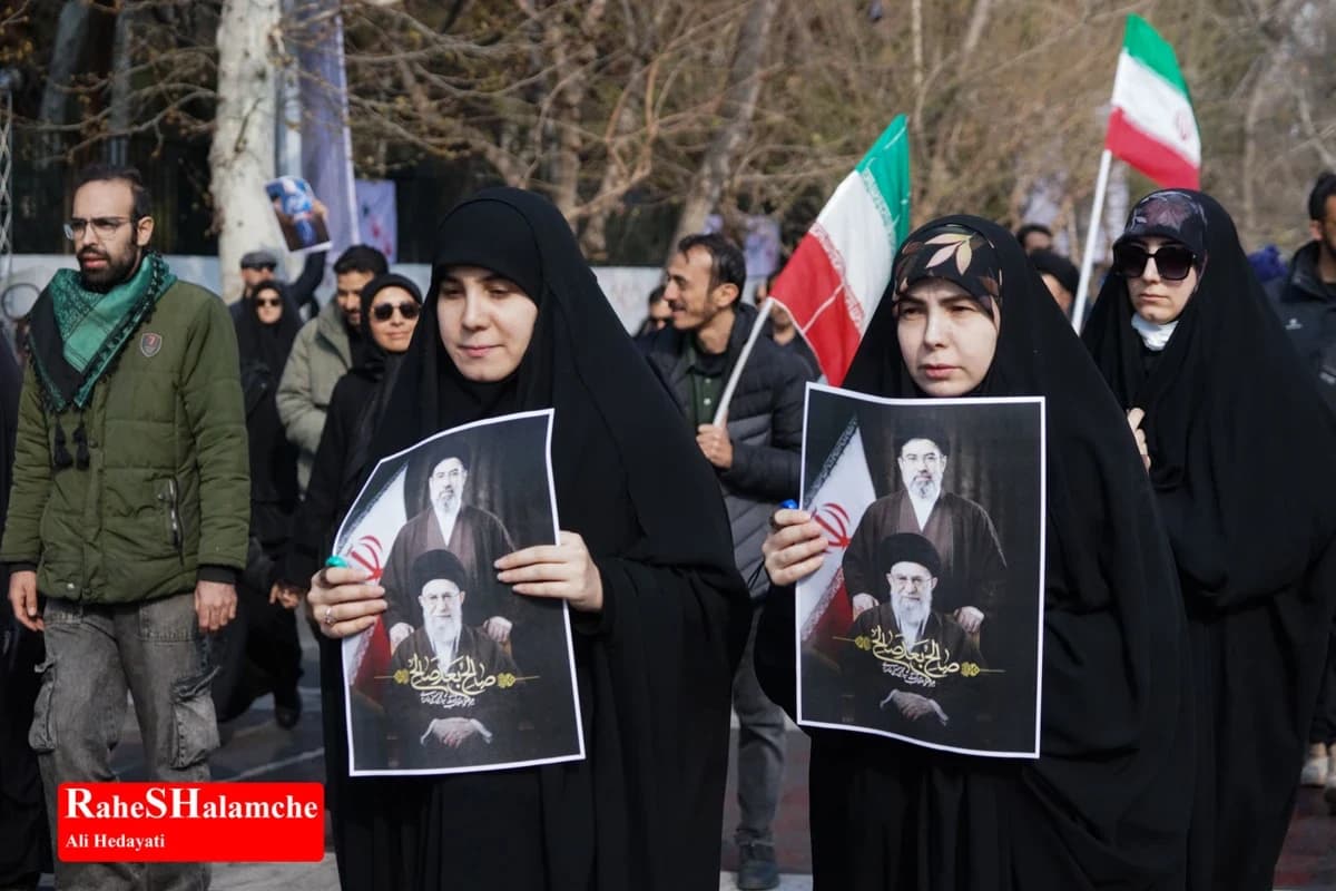 میدان انقلاب با بیعت با سومین رهبر انقلاب تماشایی شد +تصاویر — تصویر 17