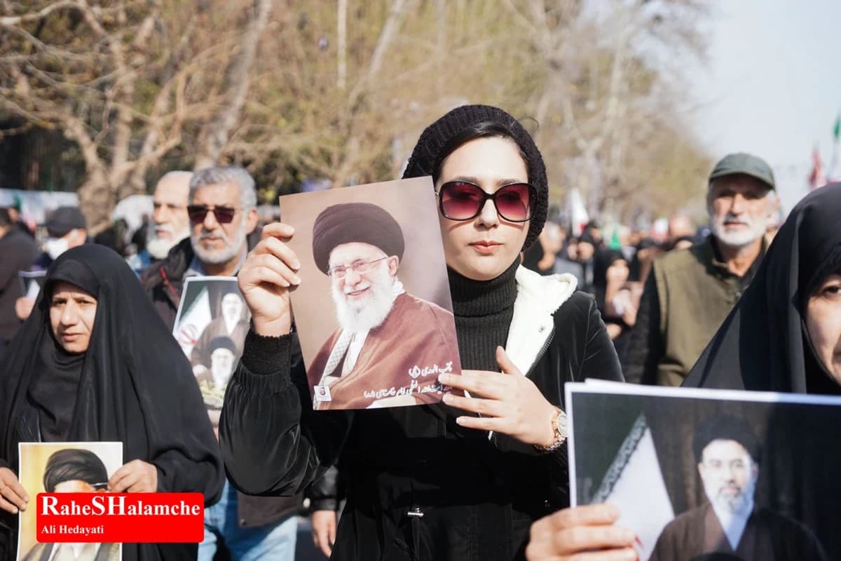 میدان انقلاب با بیعت با سومین رهبر انقلاب تماشایی شد +تصاویر — تصویر 18