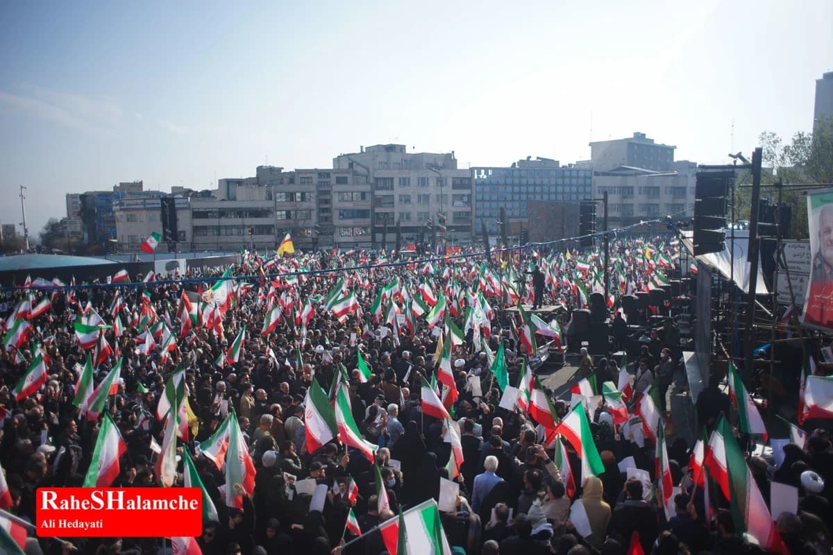 میدان انقلاب با بیعت با سومین رهبر انقلاب تماشایی شد +تصاویر — تصویر 32