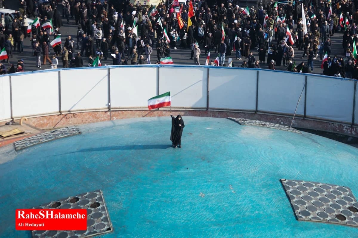 میدان انقلاب با بیعت با سومین رهبر انقلاب تماشایی شد +تصاویر — تصویر 37