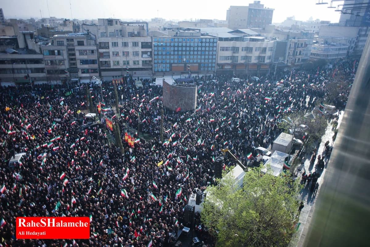 میدان انقلاب با بیعت با سومین رهبر انقلاب تماشایی شد +تصاویر — تصویر 43