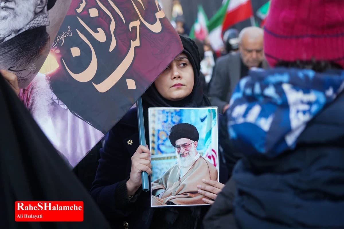 میدان انقلاب با بیعت با سومین رهبر انقلاب تماشایی شد +تصاویر — تصویر 51