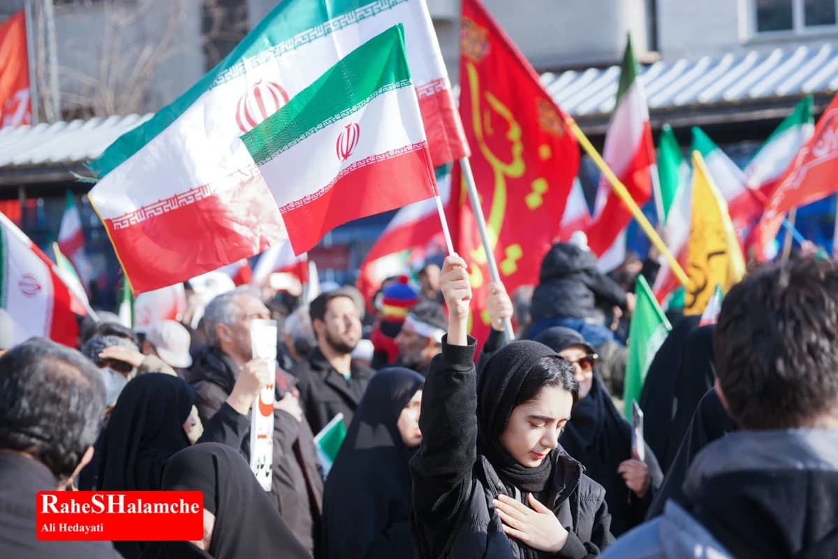 میدان انقلاب با بیعت با سومین رهبر انقلاب تماشایی شد +تصاویر — تصویر 54