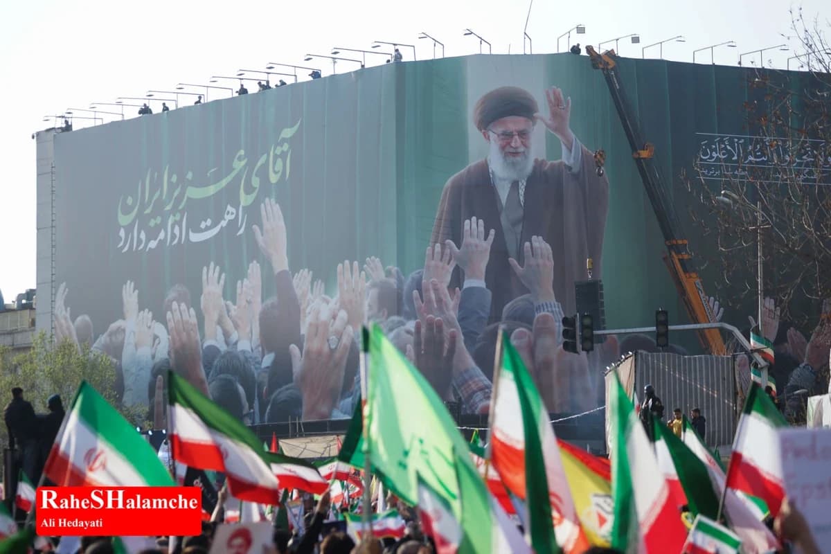 میدان انقلاب با بیعت با سومین رهبر انقلاب تماشایی شد +تصاویر — تصویر 55