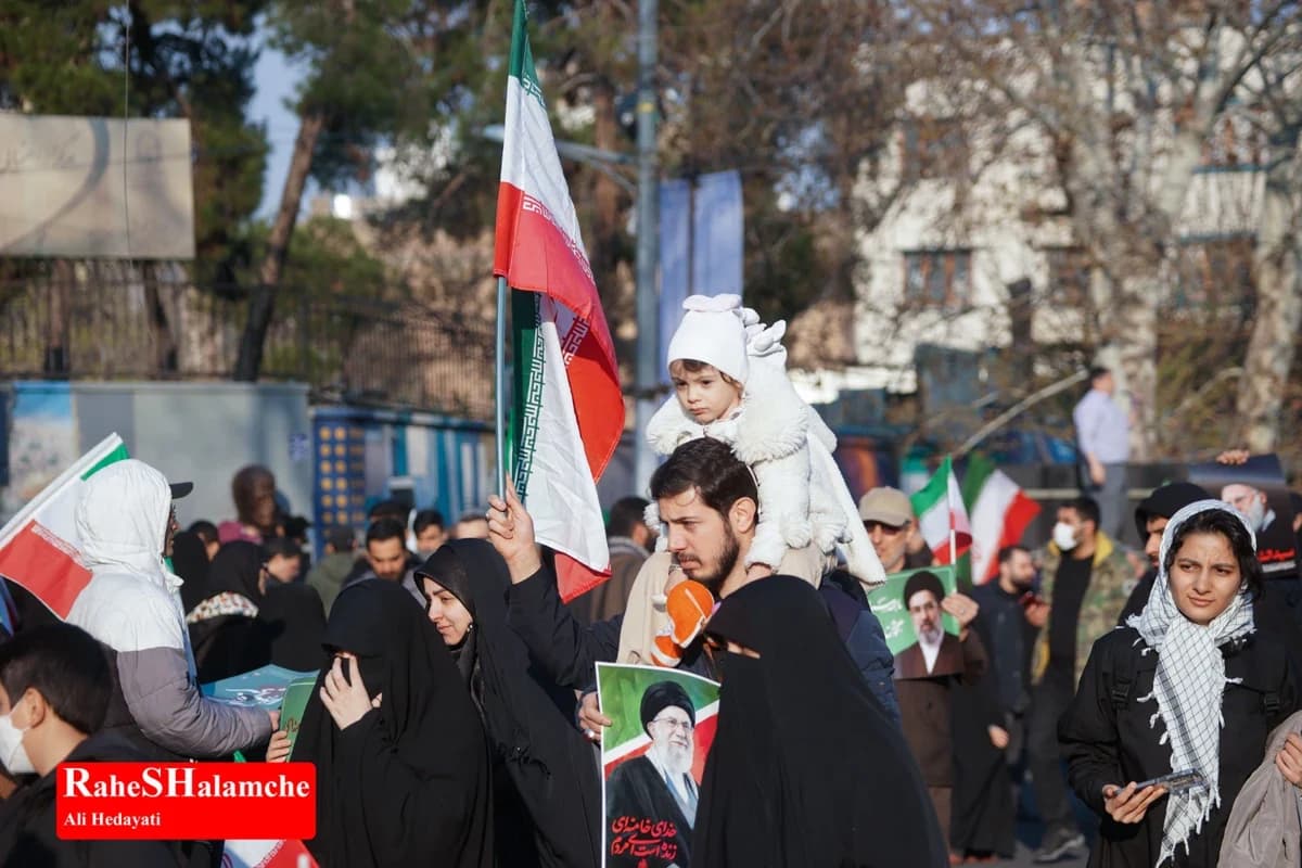 میدان انقلاب با بیعت با سومین رهبر انقلاب تماشایی شد +تصاویر — تصویر 60