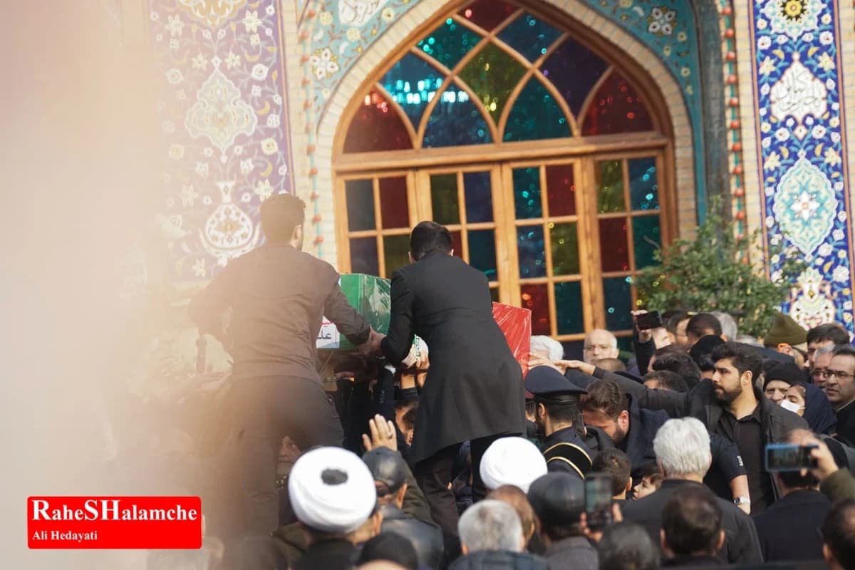 پیکر دریادار شمخانی در امامزاده صالح(ع) آرام گرفت +تصاویر — تصویر 22