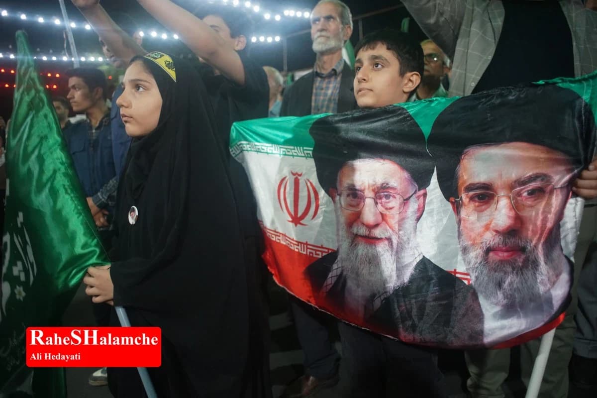 اجتماع حماسی مردم در میدان بازار دوم نازی آباد تهران +تصاویر — تصویر 28