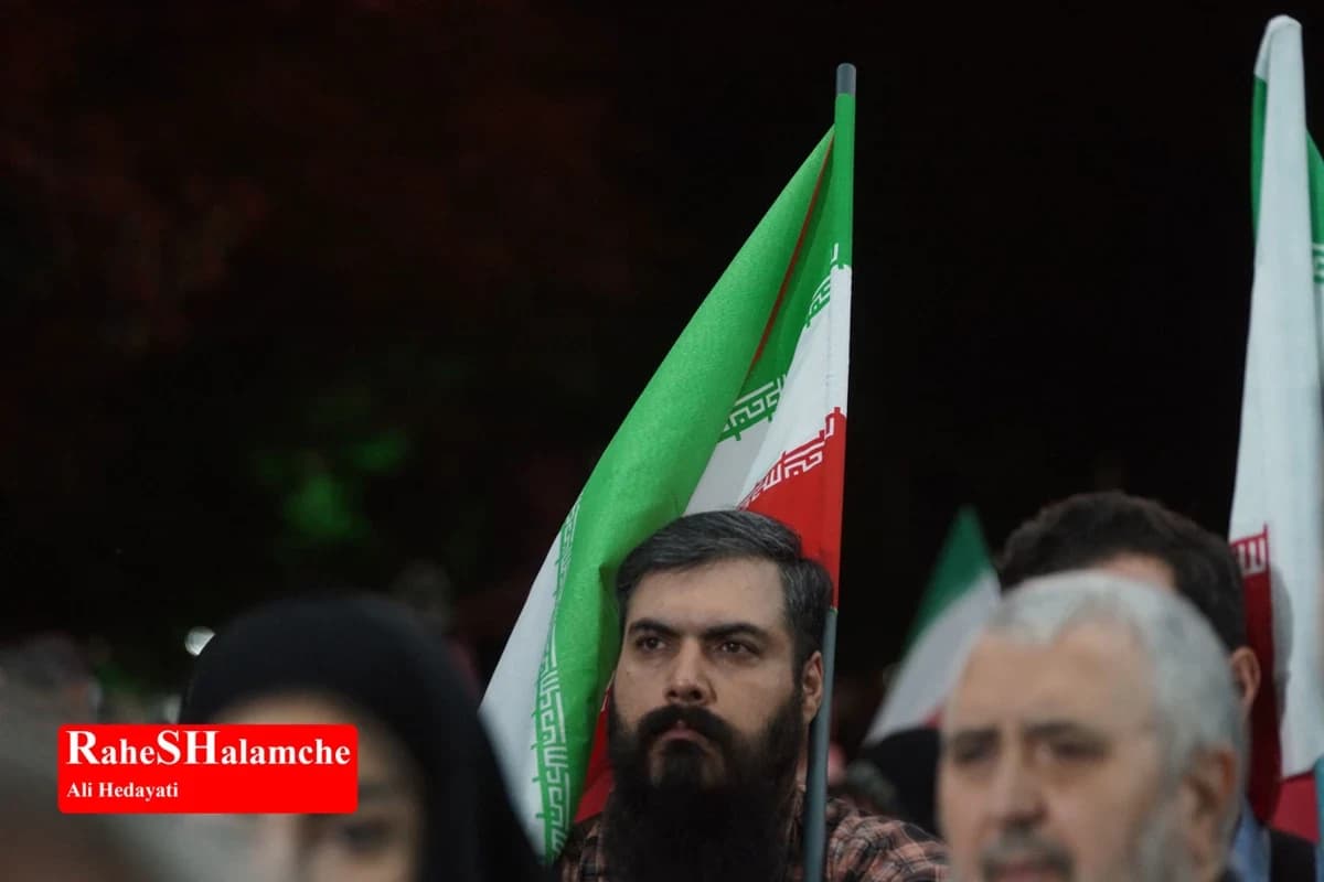 اجتماع حماسی مردم در میدان بازار دوم نازی آباد تهران +تصاویر — تصویر 47