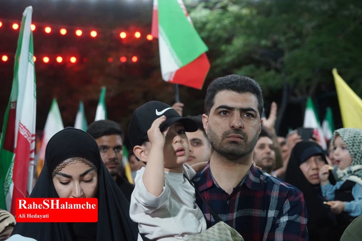 اجتماع حماسی مردم در میدان بازار دوم نازی آباد تهران +تصاویر — تصویر 63