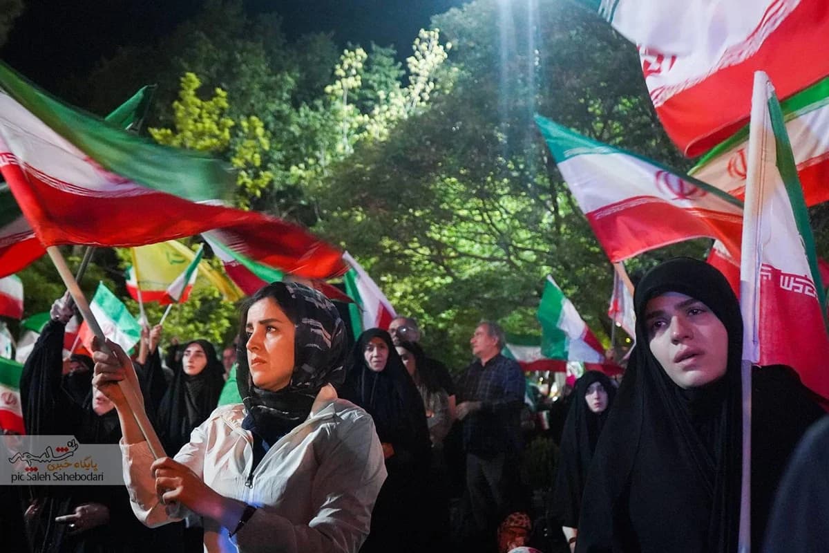 هفتادمین اجتماع شبانه مردمی در میدان نبوت تهران +تصاویر — تصویر 14