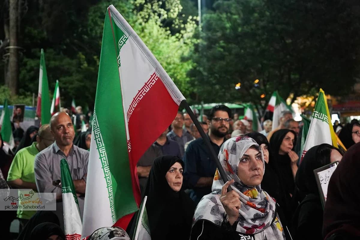 هفتادمین اجتماع شبانه مردمی در میدان نبوت تهران +تصاویر — تصویر 20