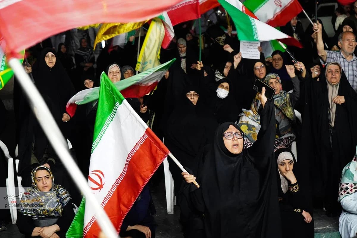 اجتماع هفتادویکمین مردمی در میدان ابنسینا +تصاویر — تصویر 21