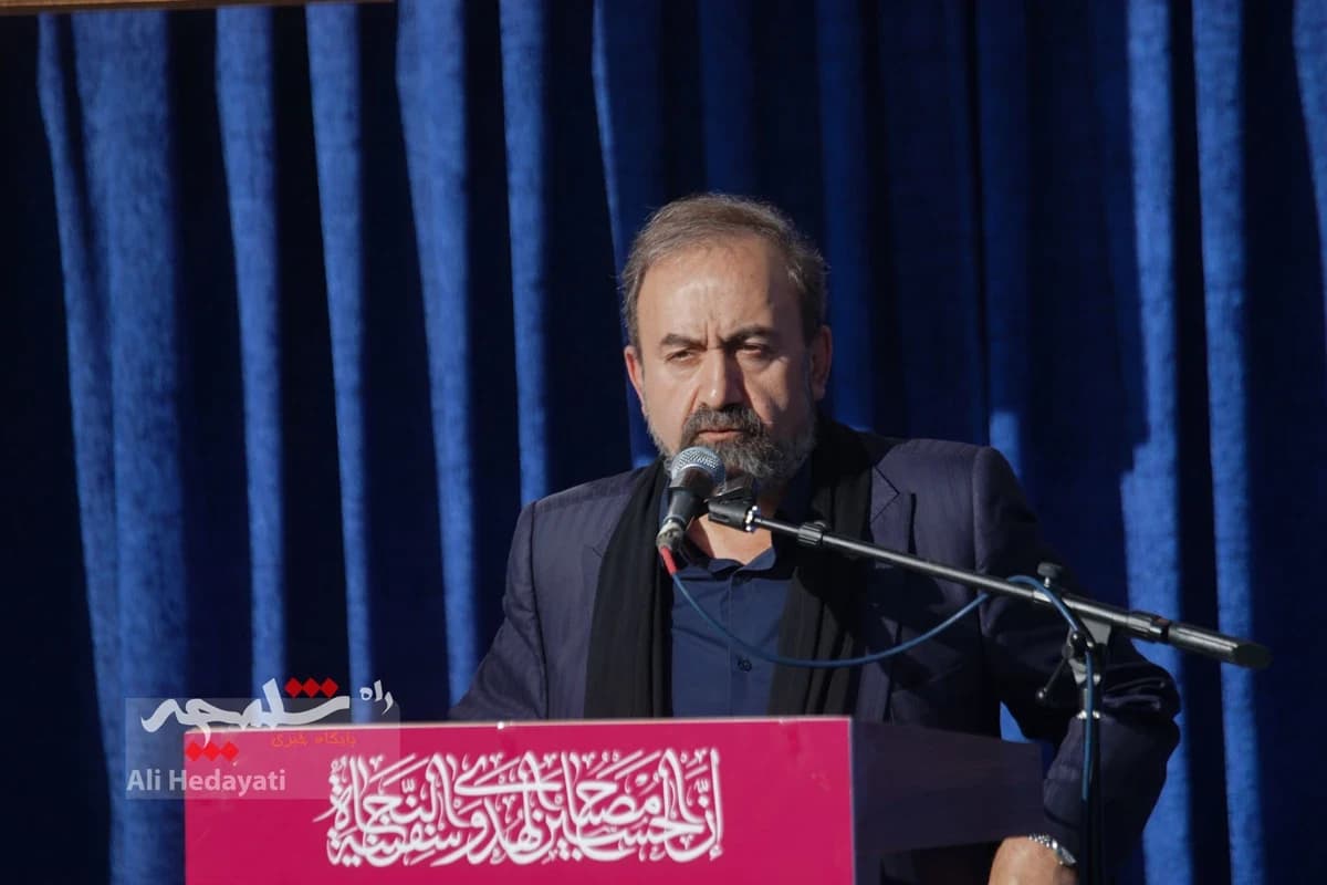 بزرگترین پرچم عزای حسینی در ایران به اهتزاز درآمد +تصاویر — تصویر 3