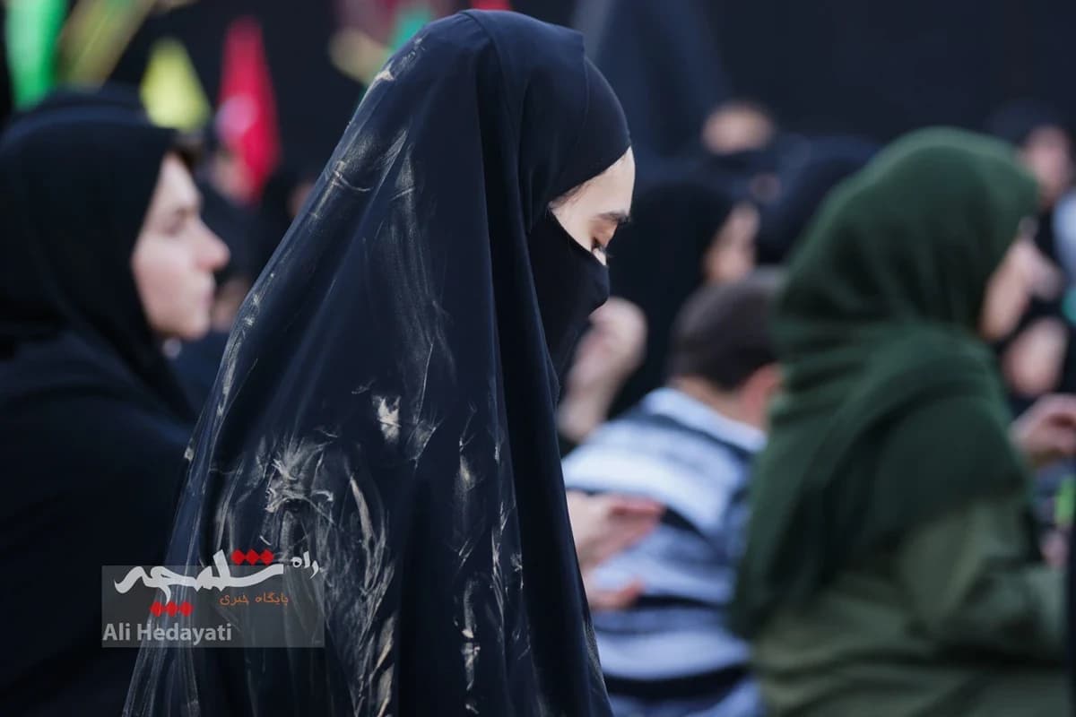 بزرگترین پرچم عزای حسینی در ایران به اهتزاز درآمد +تصاویر — تصویر 9