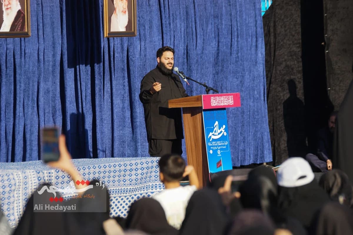 بزرگترین پرچم عزای حسینی در ایران به اهتزاز درآمد +تصاویر — تصویر 19