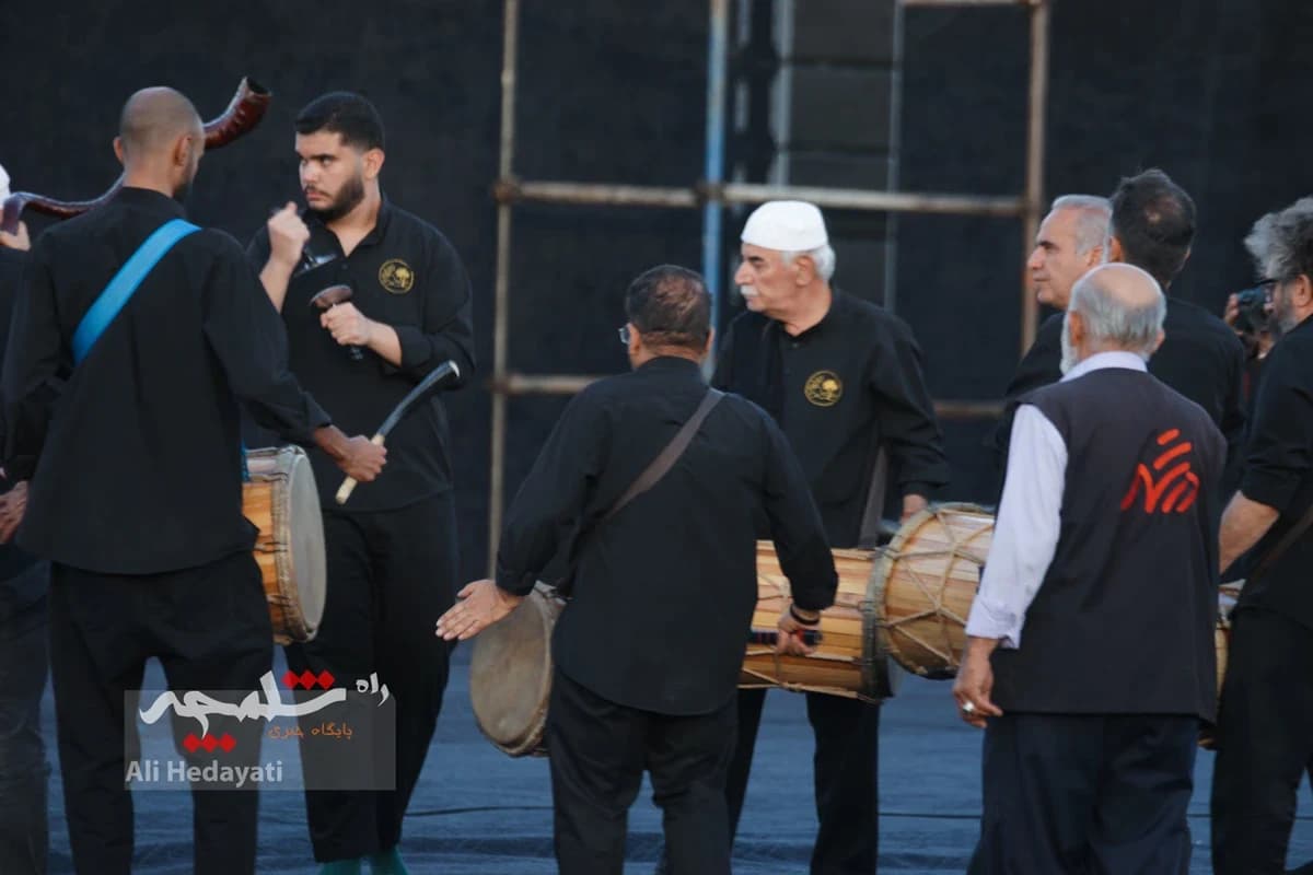 بزرگترین پرچم عزای حسینی در ایران به اهتزاز درآمد +تصاویر — تصویر 34