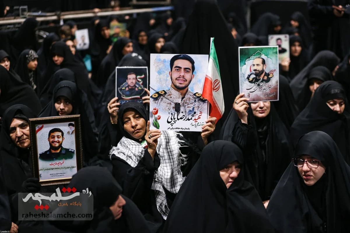 آخرین دیدار خانوادههای معظم شهدا با رهبر شهید انقلاب +تصاویر — تصویر 16