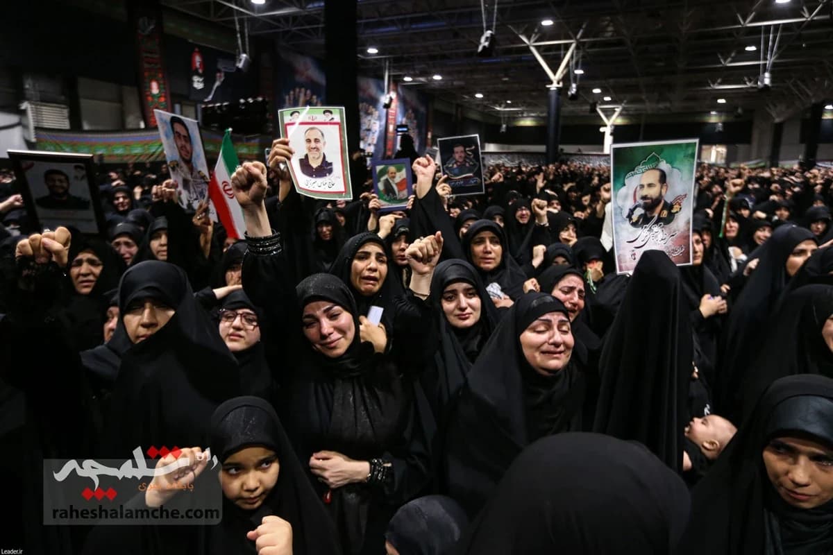 آخرین دیدار خانوادههای معظم شهدا با رهبر شهید انقلاب +تصاویر — تصویر 19