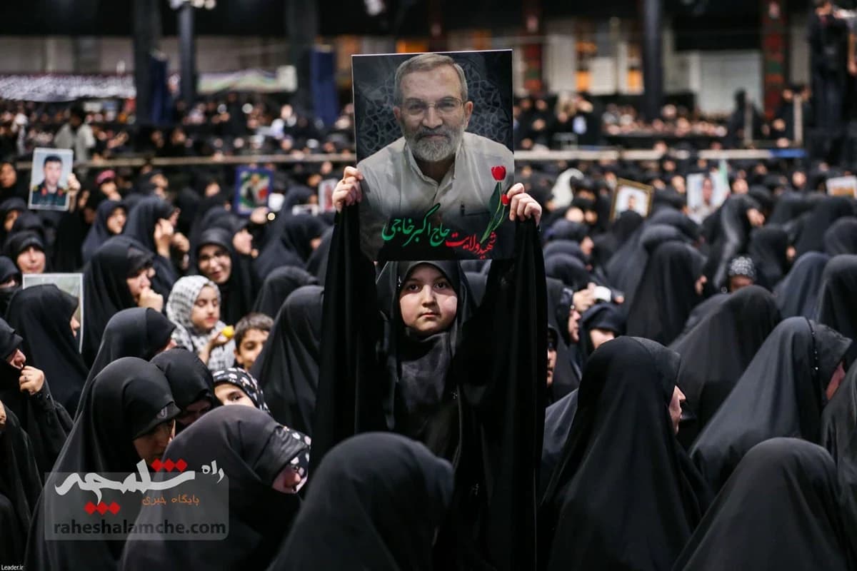 آخرین دیدار خانوادههای معظم شهدا با رهبر شهید انقلاب +تصاویر — تصویر 18