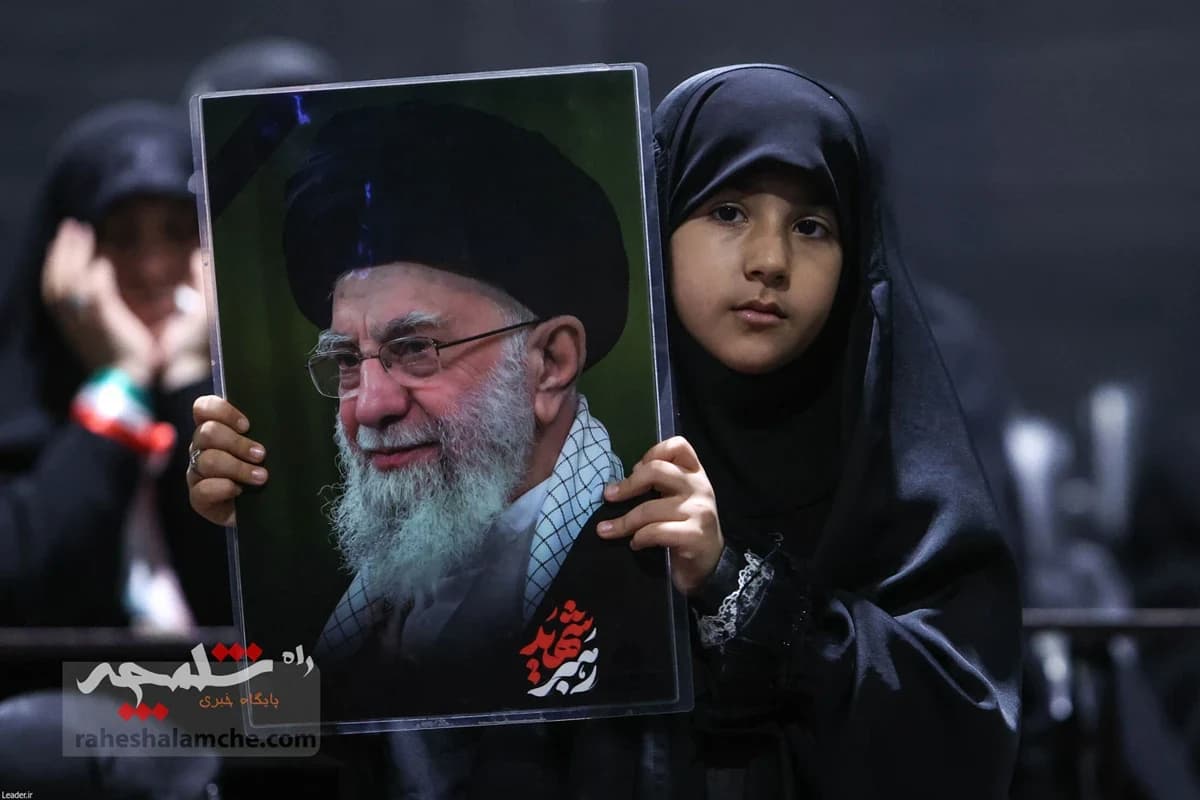 آخرین دیدار خانوادههای معظم شهدا با رهبر شهید انقلاب +تصاویر — تصویر 22
