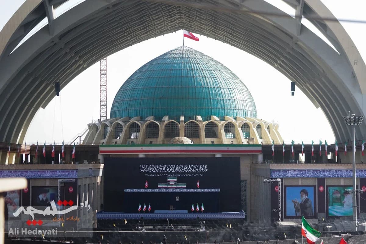 مصلی تهران، قلب تپنده ایران در سوگ رهبر شهید +تصاویر — تصویر 6