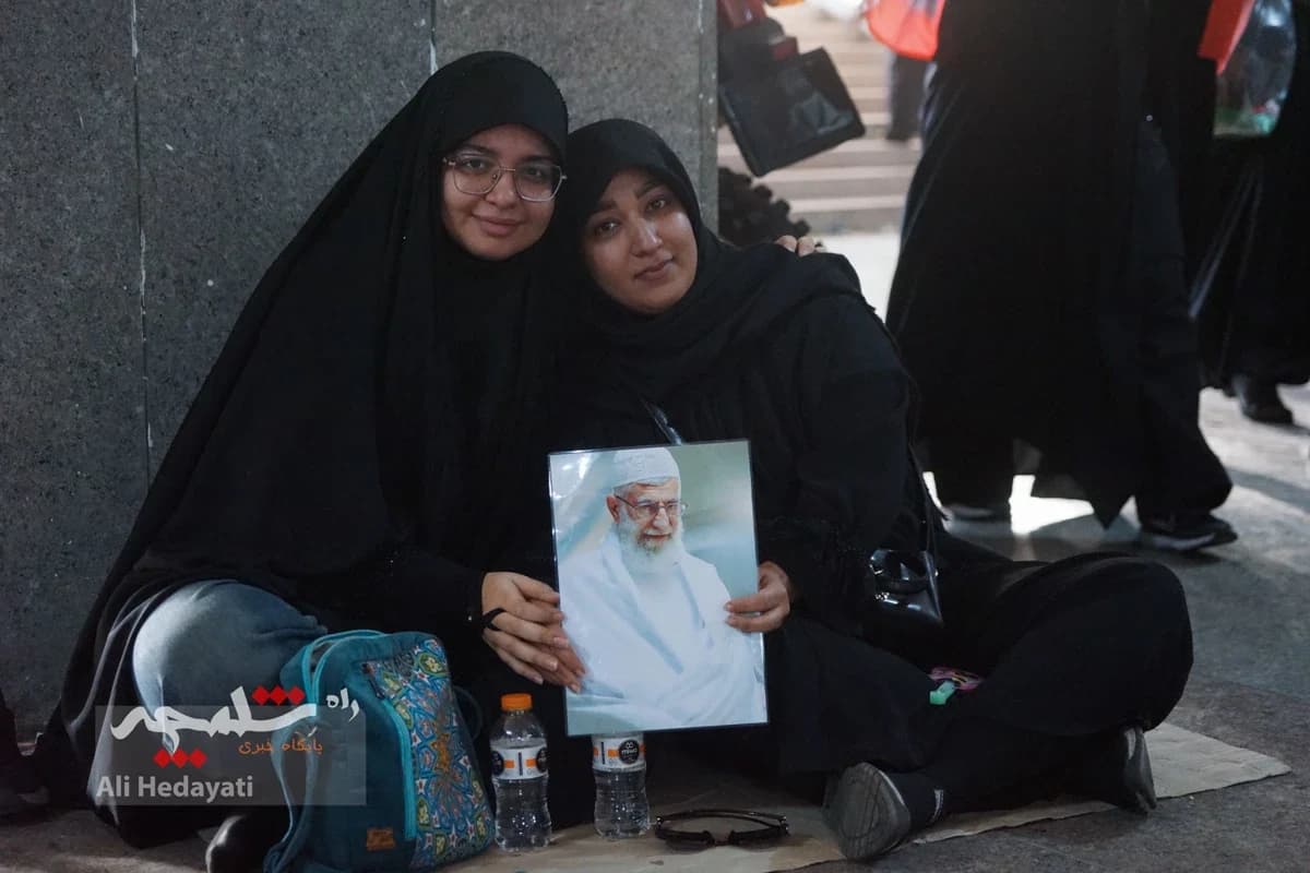 مصلی تهران، قلب تپنده ایران در سوگ رهبر شهید +تصاویر — تصویر 16
