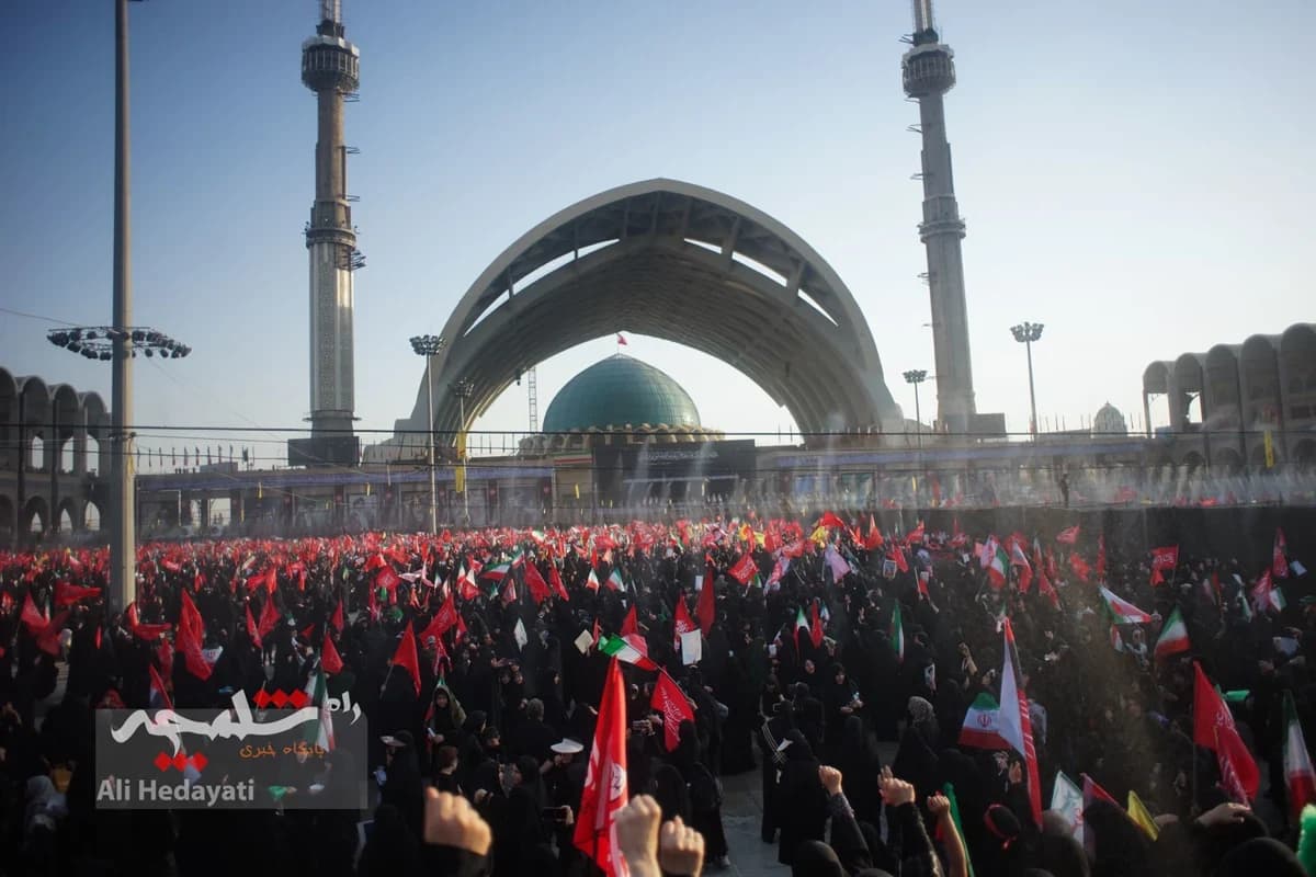 مصلی تهران، قلب تپنده ایران در سوگ رهبر شهید +تصاویر — تصویر 23