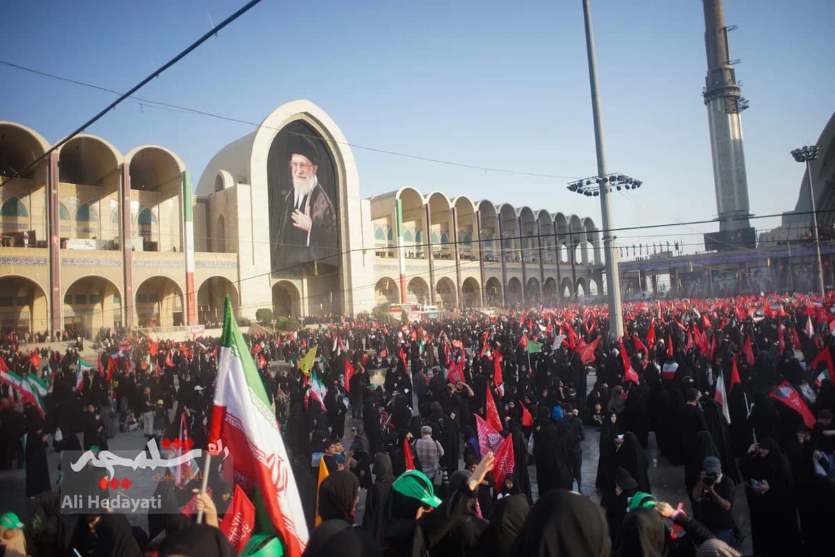 مصلی تهران، قلب تپنده ایران در سوگ رهبر شهید +تصاویر — تصویر 22