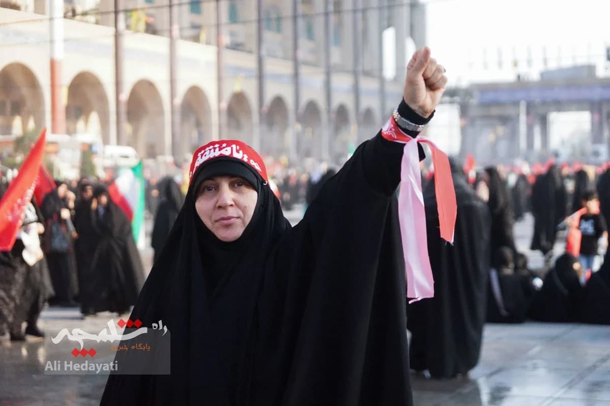 مصلی تهران، قلب تپنده ایران در سوگ رهبر شهید +تصاویر — تصویر 25