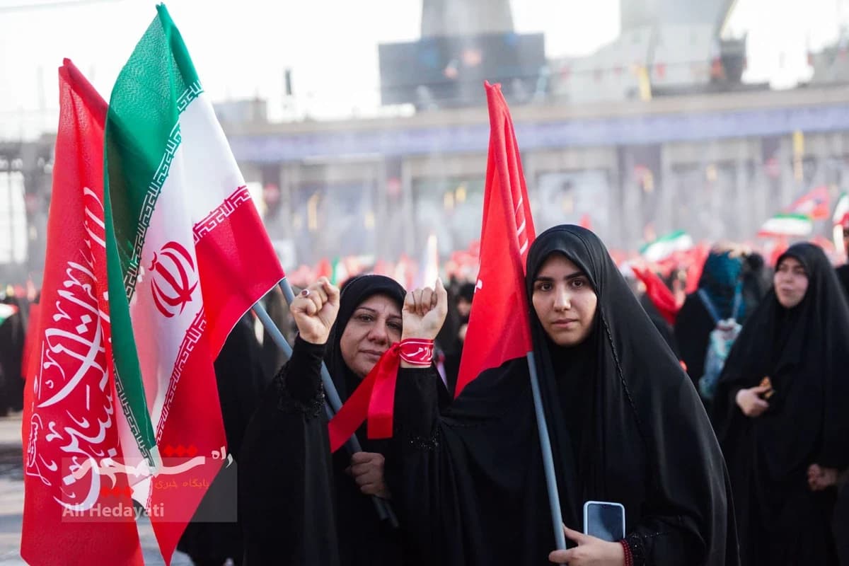 مصلی تهران، قلب تپنده ایران در سوگ رهبر شهید +تصاویر — تصویر 26