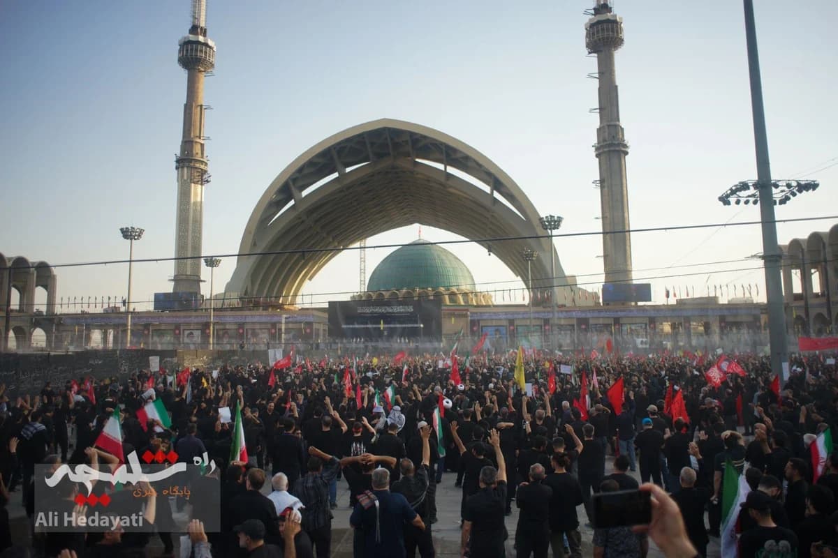 مصلی تهران، قلب تپنده ایران در سوگ رهبر شهید +تصاویر — تصویر 29