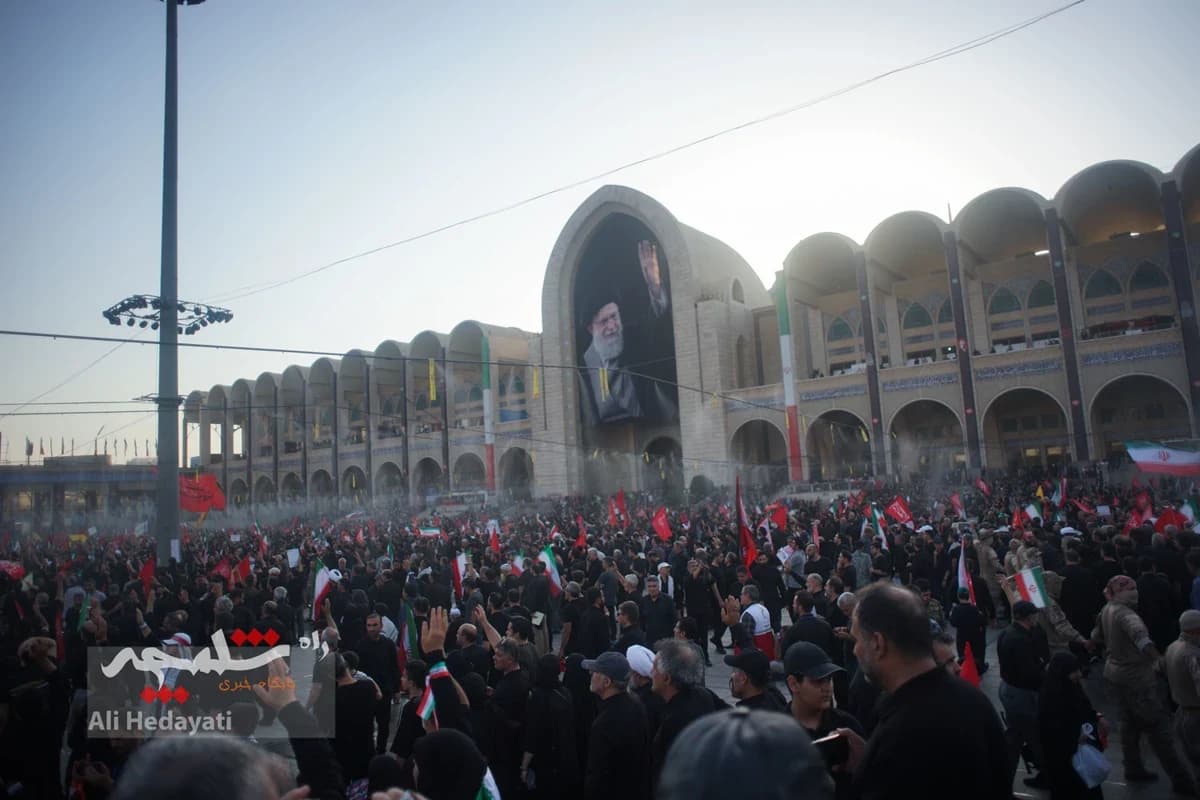مصلی تهران، قلب تپنده ایران در سوگ رهبر شهید +تصاویر — تصویر 30