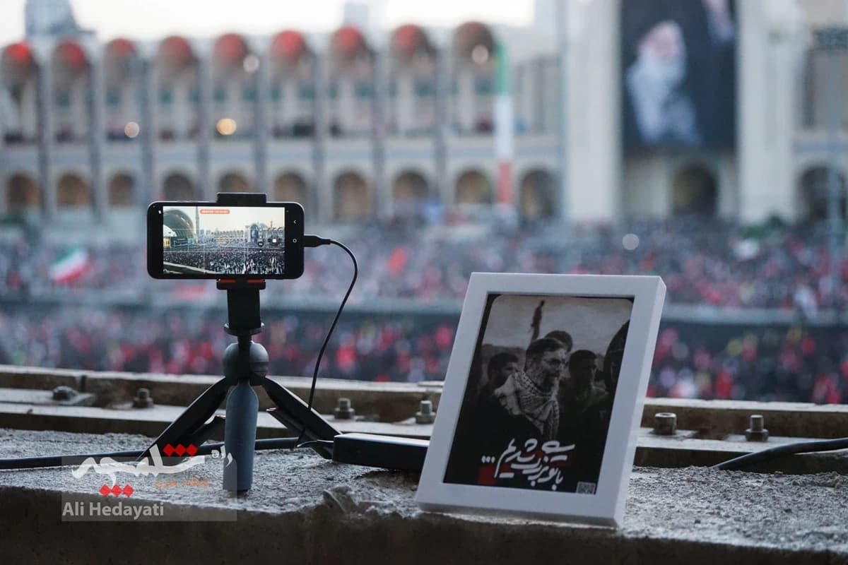 مصلی تهران، قلب تپنده ایران در سوگ رهبر شهید +تصاویر — تصویر 45