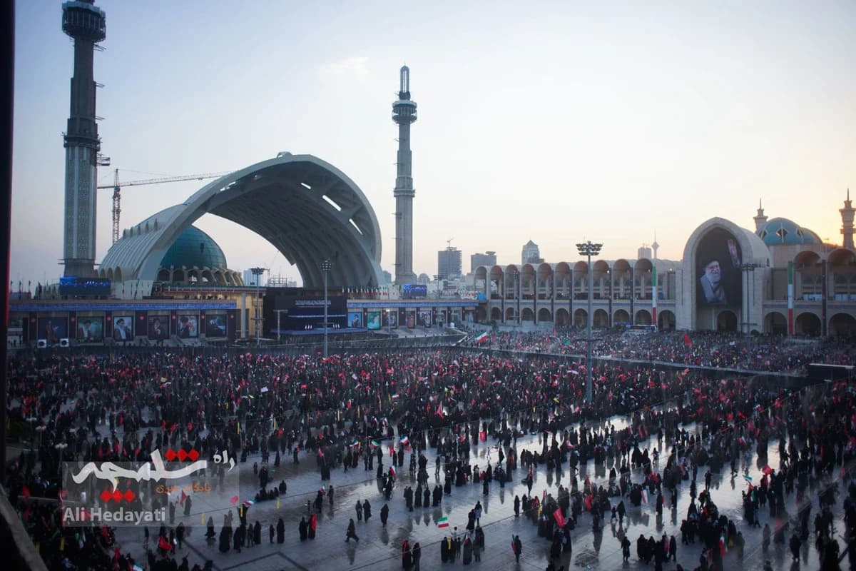 مصلی تهران، قلب تپنده ایران در سوگ رهبر شهید +تصاویر — تصویر 44