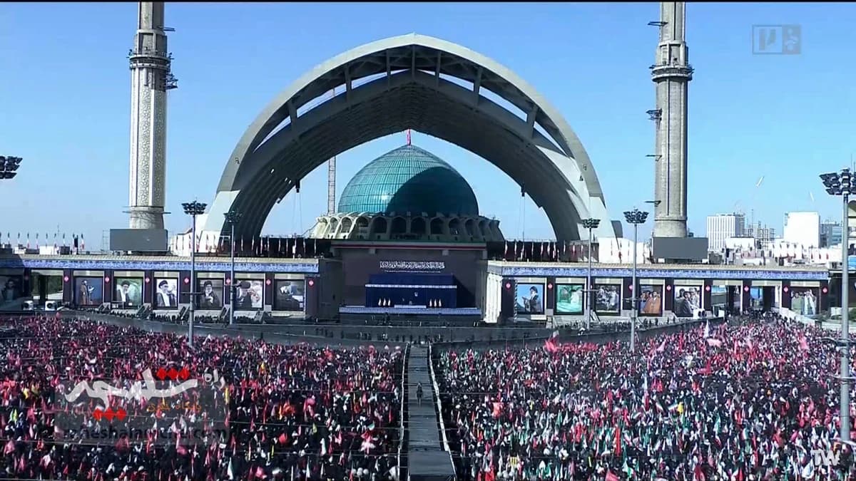 اقامه نماز بر پیکر رهبر شهید انقلاب با حضور فرزندانشان +تصاویر — تصویر 1
