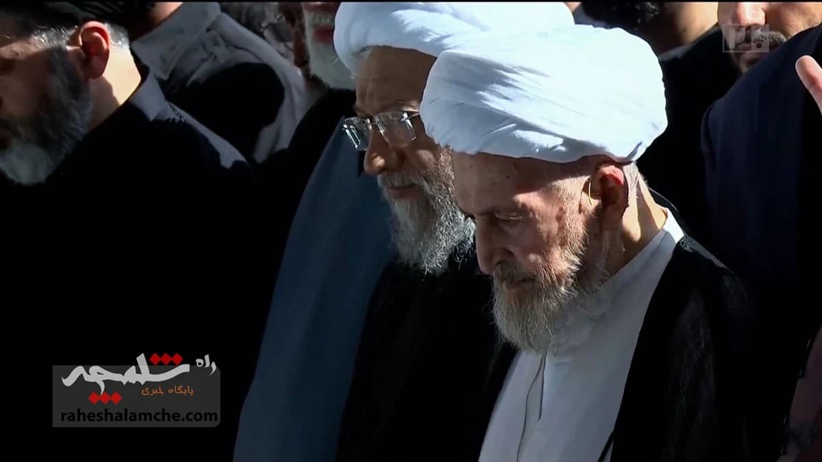 اقامه نماز بر پیکر رهبر شهید انقلاب با حضور فرزندانشان +تصاویر — تصویر 4