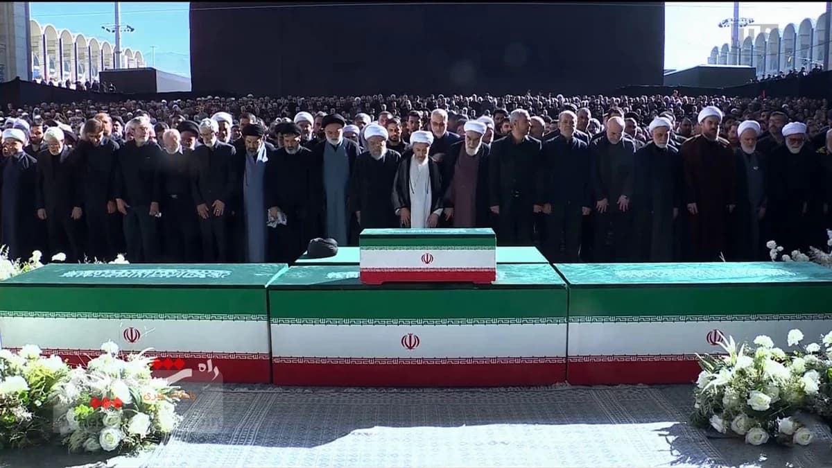 اقامه نماز بر پیکر رهبر شهید انقلاب با حضور فرزندانشان +تصاویر — تصویر 3