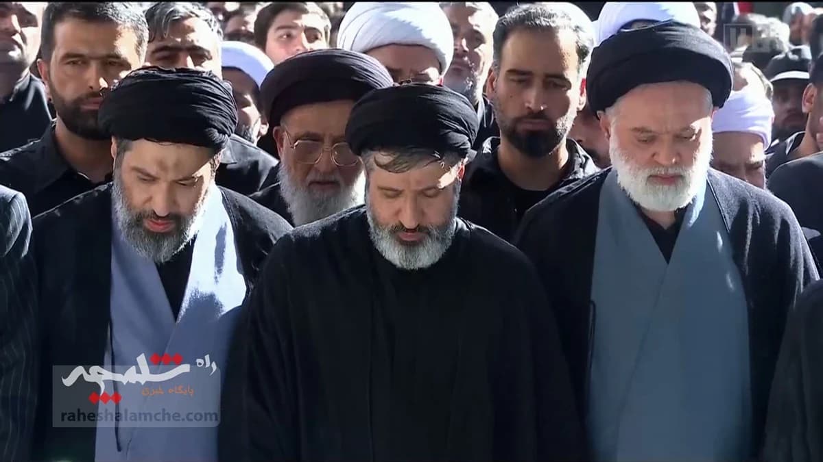 اقامه نماز بر پیکر رهبر شهید انقلاب با حضور فرزندانشان +تصاویر — تصویر 2
