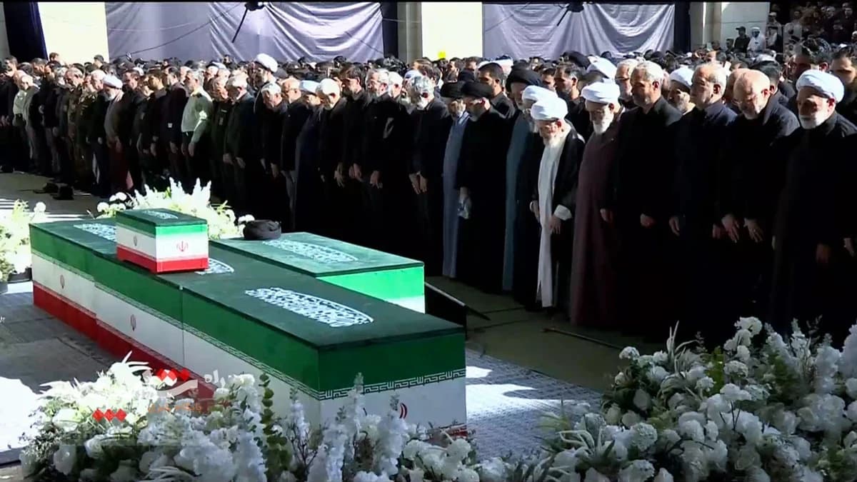 اقامه نماز بر پیکر رهبر شهید انقلاب با حضور فرزندانشان +تصاویر — تصویر 8