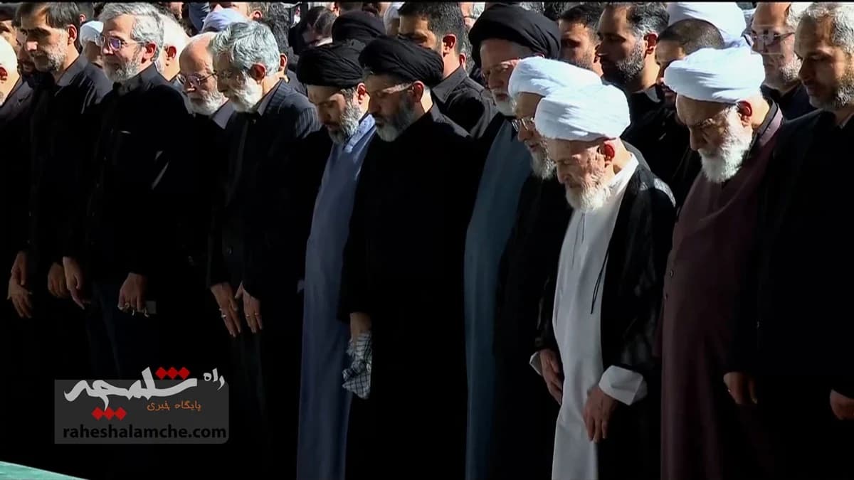 اقامه نماز بر پیکر رهبر شهید انقلاب با حضور فرزندانشان +تصاویر — تصویر 7