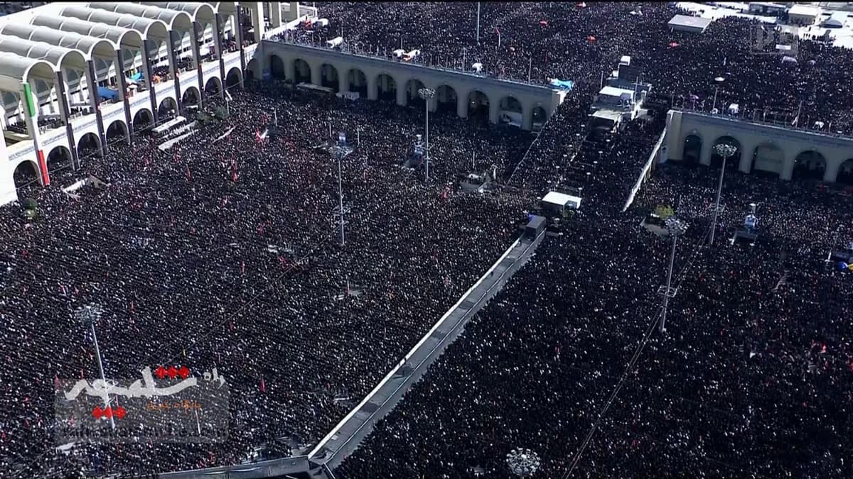 اقامه نماز بر پیکر رهبر شهید انقلاب با حضور فرزندانشان +تصاویر — تصویر 6